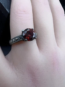 Anillo solitario de plata de ley granate marcasita  - Imagen 1 de 7