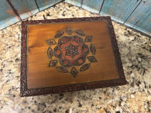 Caja de almacenamiento de joyas baratija polaca tallada a mano de madera vintage hecha en Polonia - Imagen 1 de 6
