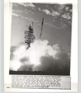 RESEARCH COHETE Scout se lanza en Wallops Island Virginia 1960 foto de prensa - Imagen 1 de 2