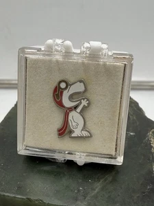 DE COLECCIÓN RARO NASA GRUMMAN SNOOPY EMPLEADO DADO SOLAPA PIN O CORBATA TACHUELA O SOMBRERO PIN - Imagen 1 de 5