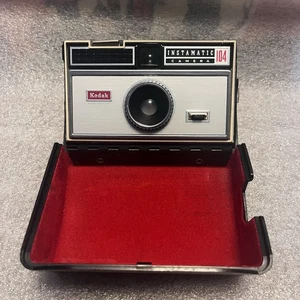 Vintage Kodak Instamatic 104 With Hard Field Case, UNTESTED. PARTS / REPAIR - Picture 1 of 16