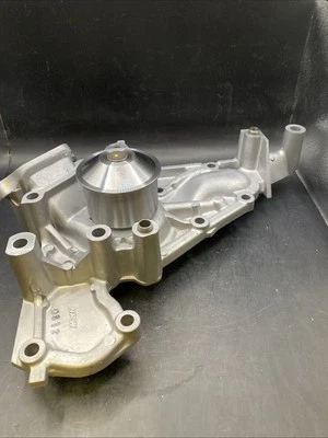 Японский водяной насос NPW T-131 (170-1840) TOYOTA V8 4,0 л 4,3 л 4,7 л 1998-2009 - Изображение 1 из 4