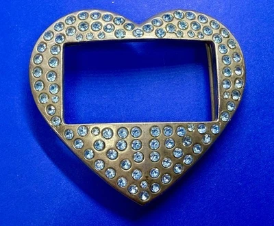 Hebilla de cinturón acentuada con diamantes de imitación azules en forma de corazón con letras artesanales centrales en blanco Foto 1 de 4