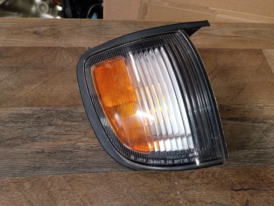 Infiniti QX4 1997-01 / QX-4 DERECHO / luz de esquina de pasajero / marcador lateral  Foto 1 de 4