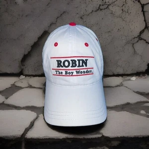 Cappello Berretto Robin the Boy Wonder Bianco con Emblema Robin Rosso e Accenti Marca Sei Bandiere - Foto 1 di 11