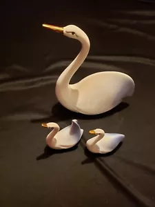Juego de tres cisnes de porcelana blanca desvanecida demasiado azul en la cola - Imagen 1 de 13