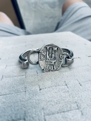 Brazalete Brazalete Brazalete Gancho Flexible Diseñador Plateado Hebilla Uno de 50 Foto 1 de 4