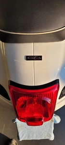 Emblema Vespa GTS adesivo fori viti portapacchi VA-39 - Foto 1 di 3