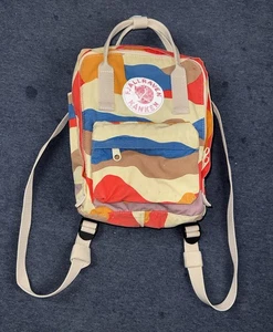 Mochila Fjallraven Kanken Multicolor Camuflaje Arte Mini Primavera Paisaje Retirado - Imagen 1 de 12