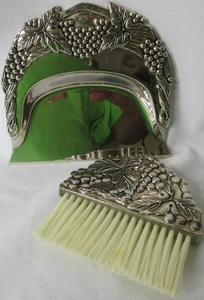 Versilberte Silent Butler Maid Krümelschale Kehrschaufel mit Bürste Besen Weinrebe - Bild 1 von 9