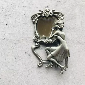 Spilla donna seduta alla vanità in peltro firmata CAJC 2,5" - Foto 1 di 4