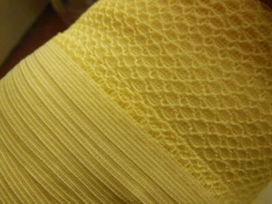 Dentelle ancienne vintage délicate jaune clair légère 10 mètres sur 1,5 cm A3 - Picture 1 of 3