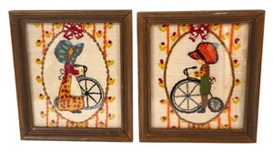 (x2) Vintage Holly Hobbie Crewel Bilder gerahmt Paar 1970er 7"x8" - Bild 1 von 7