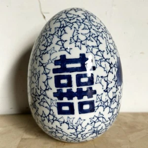 Huevo chino vintage de porcelana azul y blanco - Imagen 1 de 7