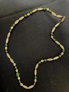 Collar de perlas y cuentas de jade verde vintage de 10" con broche de plata y cuentas - Imagen 1 de 7