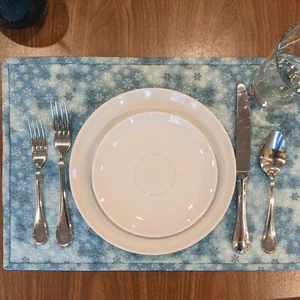 NUEVO Juego de 4 manteles individuales acolchados de Navidad azul copo de nieve hechos a mano encuadernación - Imagen 1 de 6