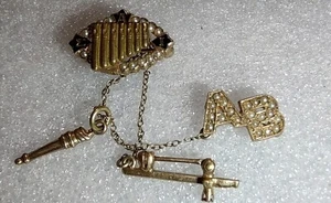 1958 SIGMA ALPHA IOTA SAI MUSIC FRATERNITY 10K GOLD PEARL PIN PENDANT, ((389)) - Picture 1 of 6