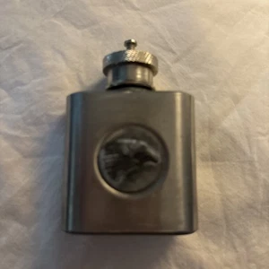 Edelstahl Mini Flachmann 1-OZ mit Adler Emblem Bild silberfarben Vintage - Bild 1 von 9