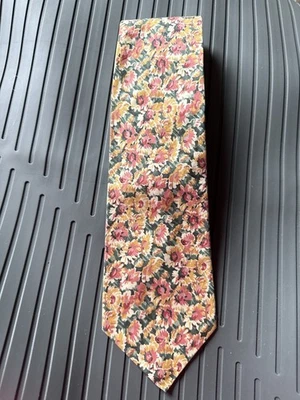 Corbata Liberty of London 3,75” diseño de archivo estampado floral 100 % algodón hecha en EE. UU. Foto 1 de 4