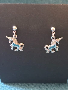 Orecchini pendenti traforati unicorno colore turchese finto mosaico tono argento vintage - Foto 1 di 3