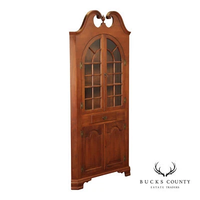 Armário de canto Virginia Craftsmen Reproductions estilo Chippendale nogueira - Imagem 1 de 4
