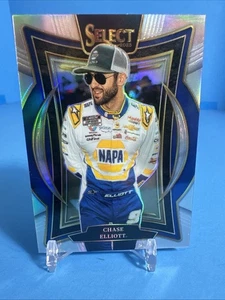 2025 Select Racing Chase Elliott #90 Tribuna Argento Prizm NASCAR (49) - Foto 1 di 4