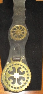 De colección. Dos medallones brida soldado británico de latón sobre cuero - Imagen 1 de 3