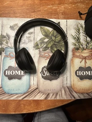 Beats Solo 4 - Image 1 of 3