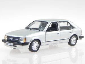 Opel Kadett D 5-Türer silber Modellauto in Vitrine 1:43 - Bild 1 von 4