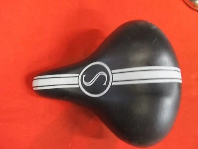 Asiento de bicicleta Schwinn S con monograma Foto 1 de 4