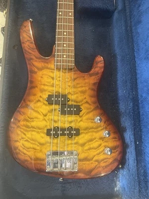 Bajo eléctrico Washburn XB-102 serie Bantam usado Foto 1 de 4