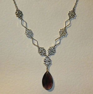 LACY FILIGRANE VIKTORIANISCHE STIL PFLAUME LILA GLAS KRISTALL DUNKEL SILBER PL HALSKETTE - Bild 1 von 1