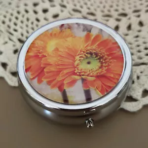 Caja de píldoras para bolso soporte de píldoras decorativas naranja margarita vitamina metal nuevo - Imagen 1 de 6