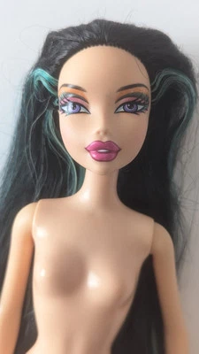 Barbie My Scene Roller Girl Muñeca Nolee Piernas Articuladas Rayas de Pelo Azul  Foto 1 de 4