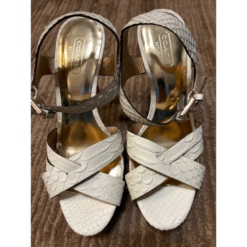 Sandali Coach bianchi in pelle di serpente con tacco incrociato incrociato taglia 7B