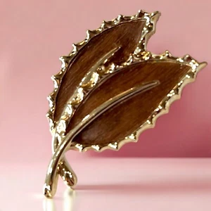 Broche de hoja Sarah Coventry Wooded Beauty en tono dorado vintage de mediados de siglo moderno - Imagen 1 de 9