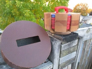 50er/60er HOLZ POKER CHIP KARUSSELL/TRAGETASCHE MIT ROTEM BAKELIT GRIFF & CHIPS - Bild 1 von 19