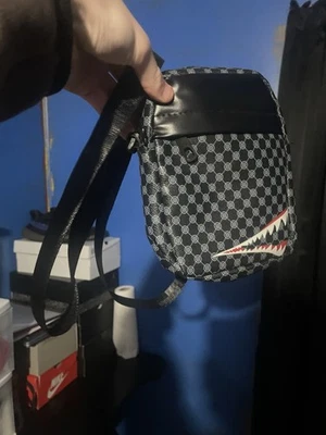 This is a Sprayground Sharks in Paris Bandolera Bolso o Bolsa Foto 1 de 3