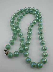 Collar de cuentas de plástico opalescente verde vintage 22”, T21 - Imagen 1 de 3