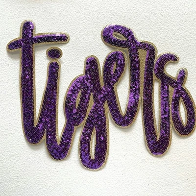 1x Parche Tigers Script Lentejuelas Planchar o Coser Apliques Púrpura Dorado Grande Foto 1 de 2