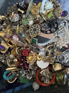 100 einzelne Ohrringe Mystery Konvolut Basteln Mehrzweck gemischte Sorten - Bild 1 von 1