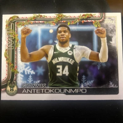 Giannis Antetokounmpo 2025-26 Topps Baloncesto -Edición Navidad. Bucks Foto 1 de 4