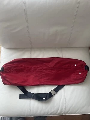 Bolsa de esterilla de yoga Lululemon roja con correa ajustable Foto 1 de 4