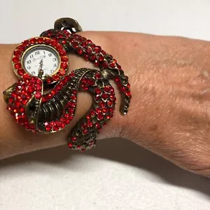 Reloj Jessica Carlyl Serpiente Cistal Rojo Antiguo Latón Necesita Batería - Imagen 1 de 9