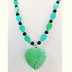Collar de cuentas de vidrio negro con hoja turquesa colgante corazón de piedra imitación verde - Imagen 1 de 4