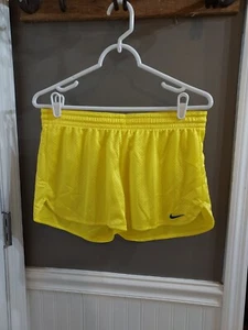 Pantaloncini donna Nike Drifit gialli taglia S GUC 😊SPEDIZIONE VELOCE 😊 - Foto 1 di 4