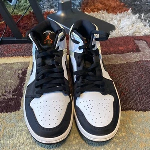 Jordan 1 Mid Se Red Black Toe - Picture 1 of 9