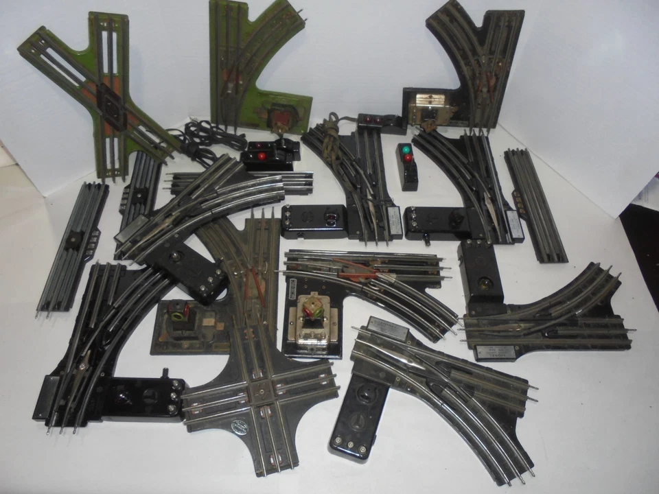 LIONEL HUGE LOT OF O GAUGE TRACK AND SWITCHES VINTAGE POST WAR 130 PIECES TRACKS - Image 1 of 4