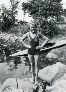KJ42 Original Vintage Foto HÜBSCHER BADEANZUG FRAU MIT KAYAK um 1930er 40er - Bild 1 von 3