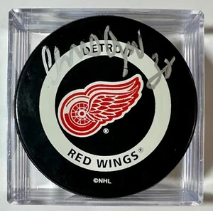 Chris Osgood autographed Detroit Red Wings game puck - JSA COA - Picture 1 of 2